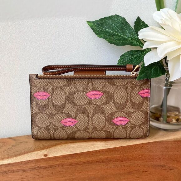 NWT COACH TECH WALLET IN SIGNATURE CANVAS WITH LIPS PRINT - Picture 6 of 6